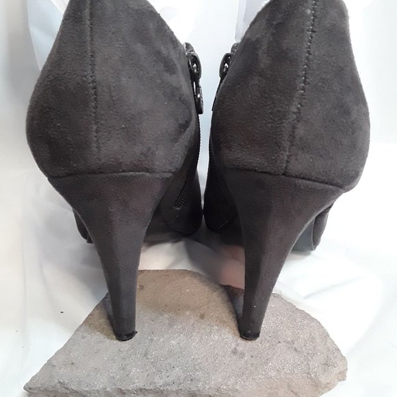 VERA WANG Criss-Cross Front Faux Suede Cone Heel Shoes Size 8 EUC - Picture 4 of 7